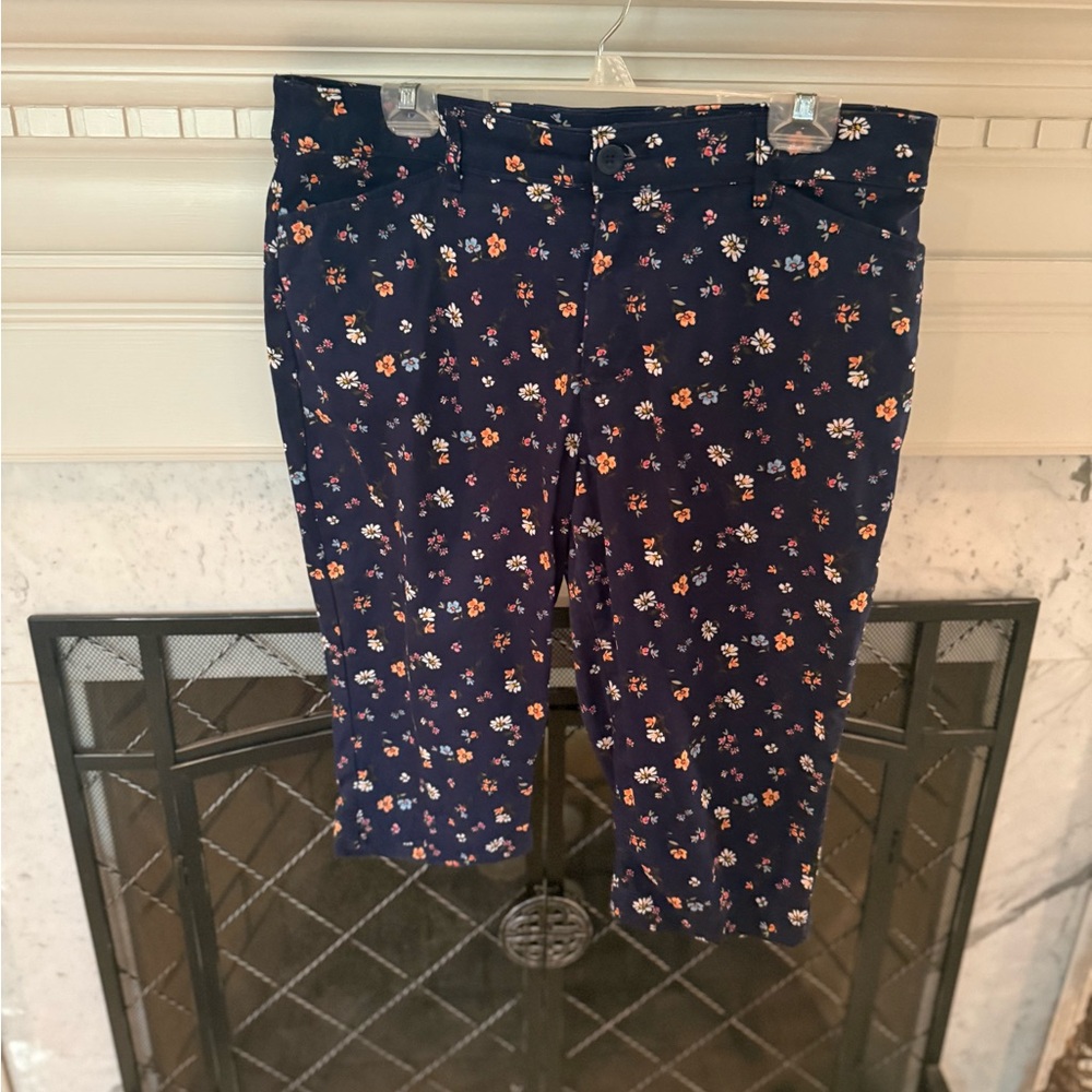 NWOT St. John's Bay Navy Floral women’s capri pants size 14P